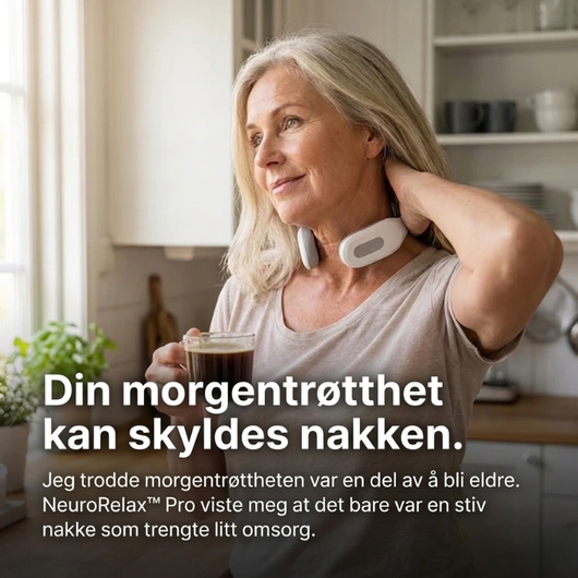 En kvinne i 50-årene holder hånden mot nakken med NeuroRelax™ Pro rundt halsen, mens hun står med en kopp kaffe i kjøkkenet — lindrer morgenstivhet og nakkespenninger hjemme