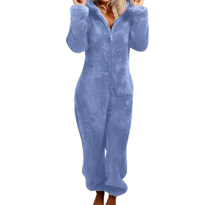 Kvinne i blå fleece jumpsuit med hette