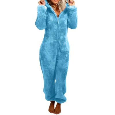 Kvinne i turkisblå fleece jumpsuit med hette