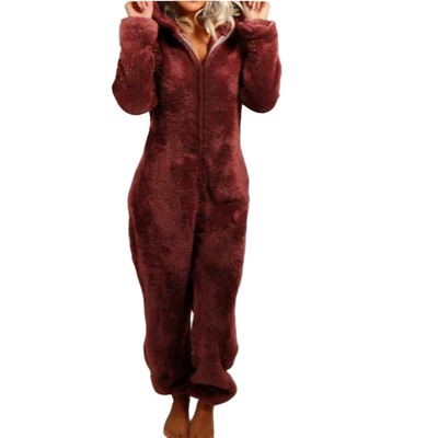 Kvinne i vinrød fleece jumpsuit med hette