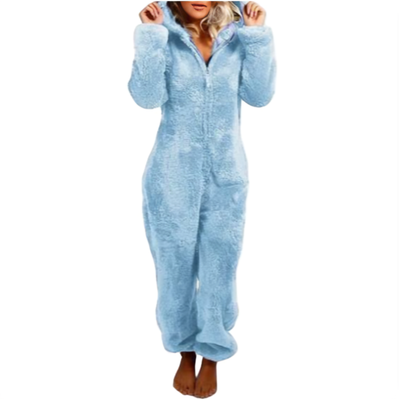 Kvinne i lyseblå fleece jumpsuit med hette
