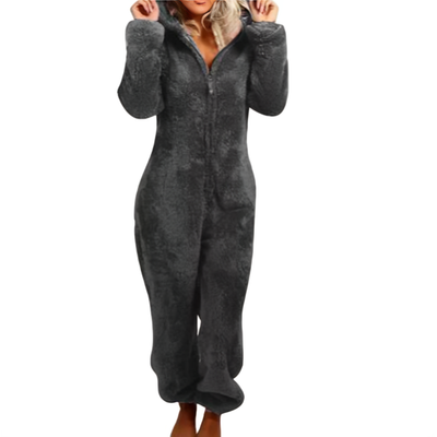 Kvinne i mørkegrå fleece jumpsuit med hette