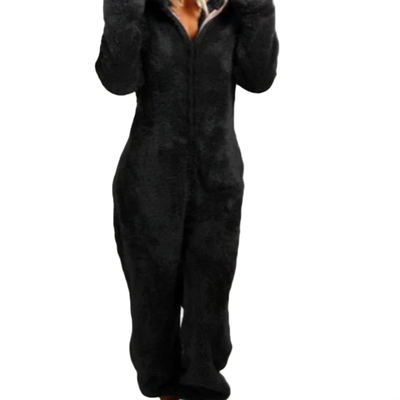 Kvinne i svart fleece jumpsuit med hette