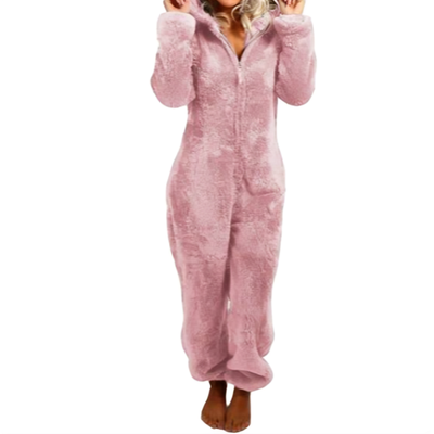 Kvinne i rosa fleece jumpsuit med hette