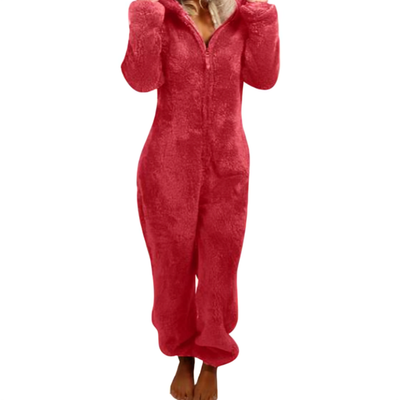 Kvinne i rød fleece jumpsuit med hette