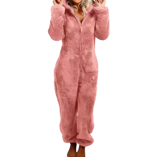 Kvinne i korallrosa fleece jumpsuit med hette