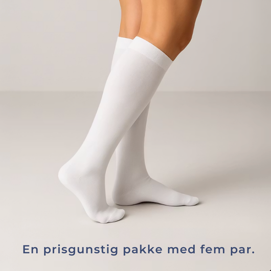 Hvite knehøye kompresjonsstrømper på ben med teksten "En prisgunstig pakke med fem par"