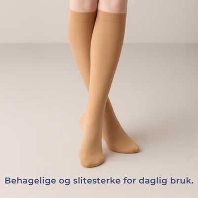 Beige knehøye kompresjonsstrømper på ben med teksten "Behagelige og slitesterke for daglig bruk"