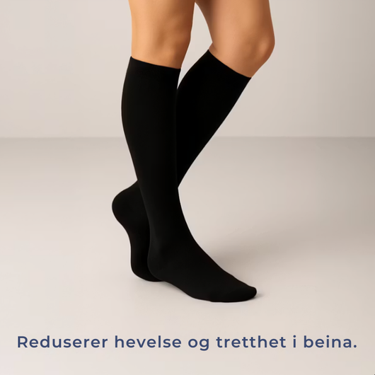 Svarte knehøye kompresjonsstrømper på ben med teksten "Reduserer hevelse og tretthet i beina"