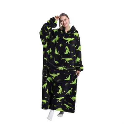 Svart oversized hettegenser med grønt dinosaurmønster, lang modell