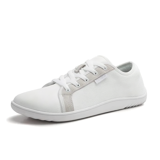 Hvit minimalistisk barfotsko unisex med bred tåboks og tynn fleksibel sål mot hvit bakgrunn