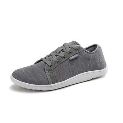 Grå minimalistisk barfotsko unisex med bred tåboks og hvit zero drop-sål mot hvit bakgrunn