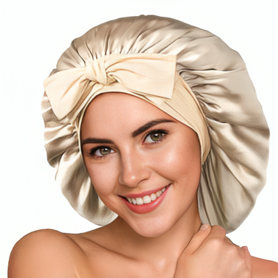 Kvinne smiler og har på seg en gullbeige satin bonnet med sløyfedetalj foran