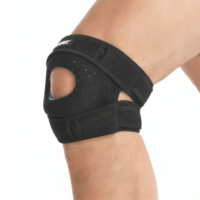 Svart knestøtte med gelp ute og patellastabilisering båret på kne – sidevisning