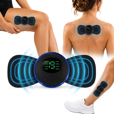 EMS & TENS massasjeplatte med LCD-display – vist festet på lår, rygg og underarm med pulserande blå bølger mot hvit bakgrunn