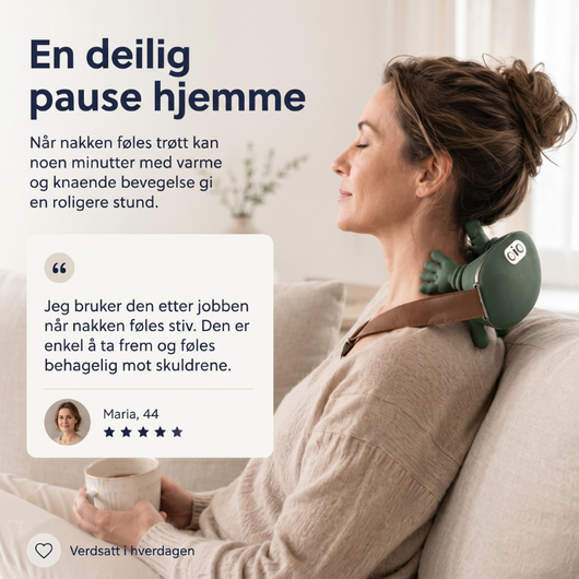 Kvinne som slapper av i sofa med grønn elektrisk nakkemassasjer rundt nakken – kundeanmeldelse fra Maria, 44 år