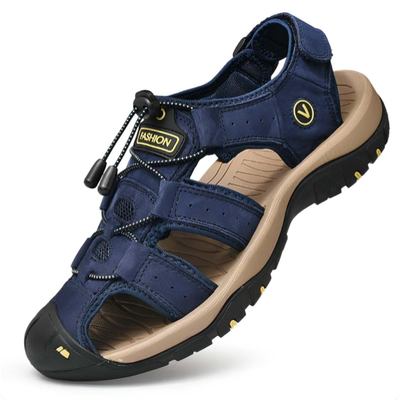 Marineblå sandal med dekket tåparti og beige såle, diagonal visning