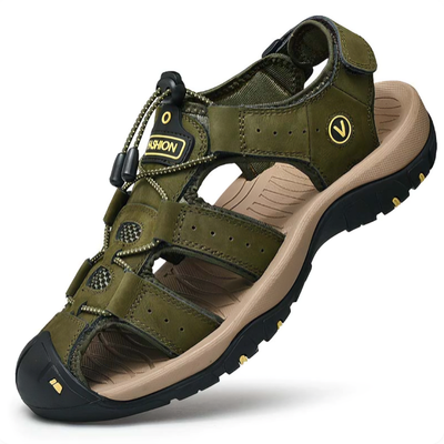 Olivengrønn sandal med dekket tåparti og beige såle, diagonal visning