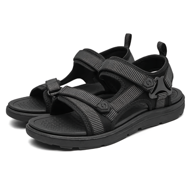 Produktbilde av støtdempende sandaler i grått og svart med tre justerbare stropper og profilerte såler, mot hvit bakgrunn