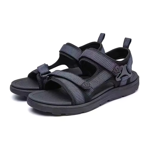 Produktbilde av støtdempende sandaler i mørkeblått og svart med ribbede nylonstropper og tykk svart såle, mot hvit bakgrunn