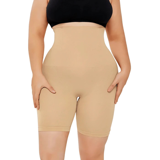 Beige shapingshorts med høy midje – modell med hendene på hoftene, sett forfra