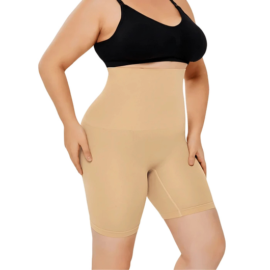 Shapingshorts med høy midje i beige – modell for kurvete kvinner, sett forfra