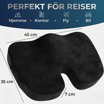 Svart sittepute med målene 45 x 35 x 7 cm og ikoner for hjem, kontor, fly og bil med teksten «Perfekt for reiser»