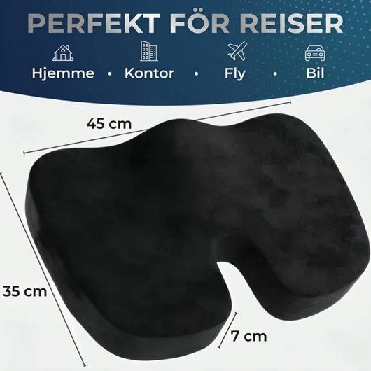 Svart sittepute med målene 45 x 35 x 7 cm og ikoner for hjem, kontor, fly og bil med teksten «Perfekt for reiser»