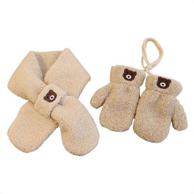 Vintersett barn i beige fleece med skjerf og votter, bjørnemotiv