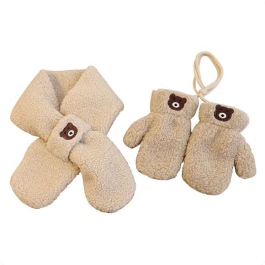 Vintersett barn i beige fleece med skjerf og votter, bjørnemotiv